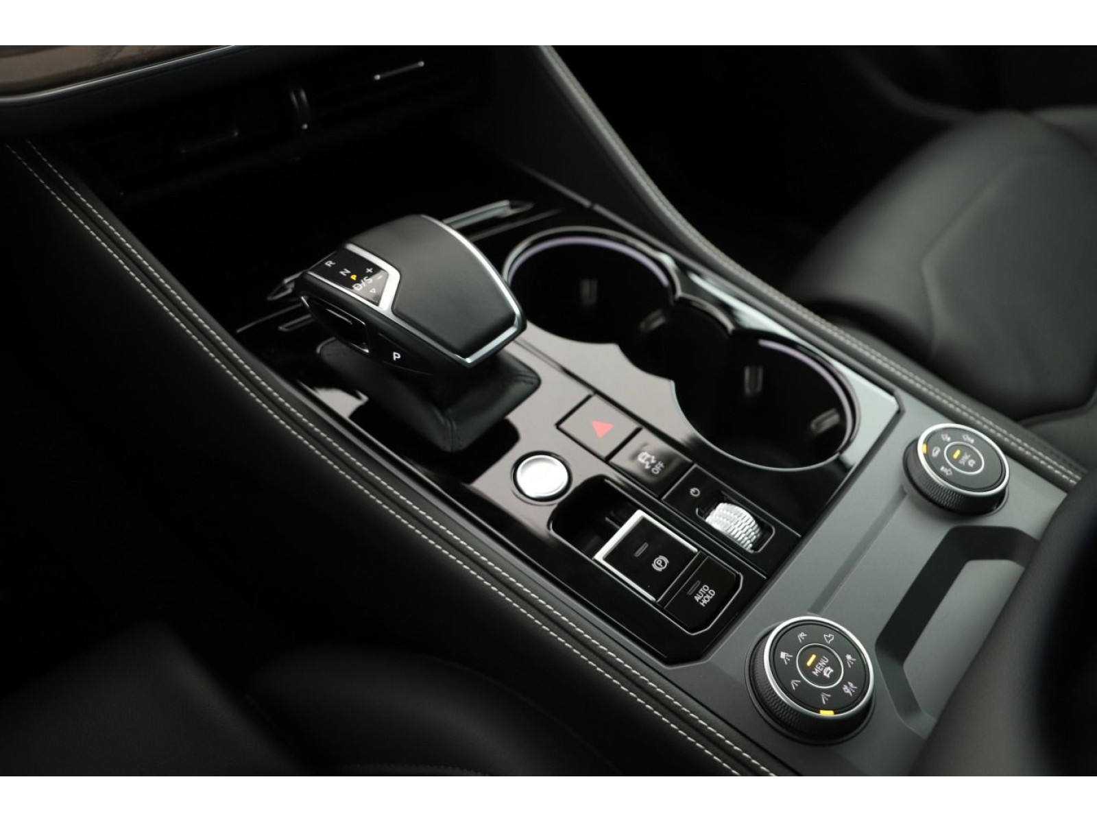 Volkswagen - Touareg_12